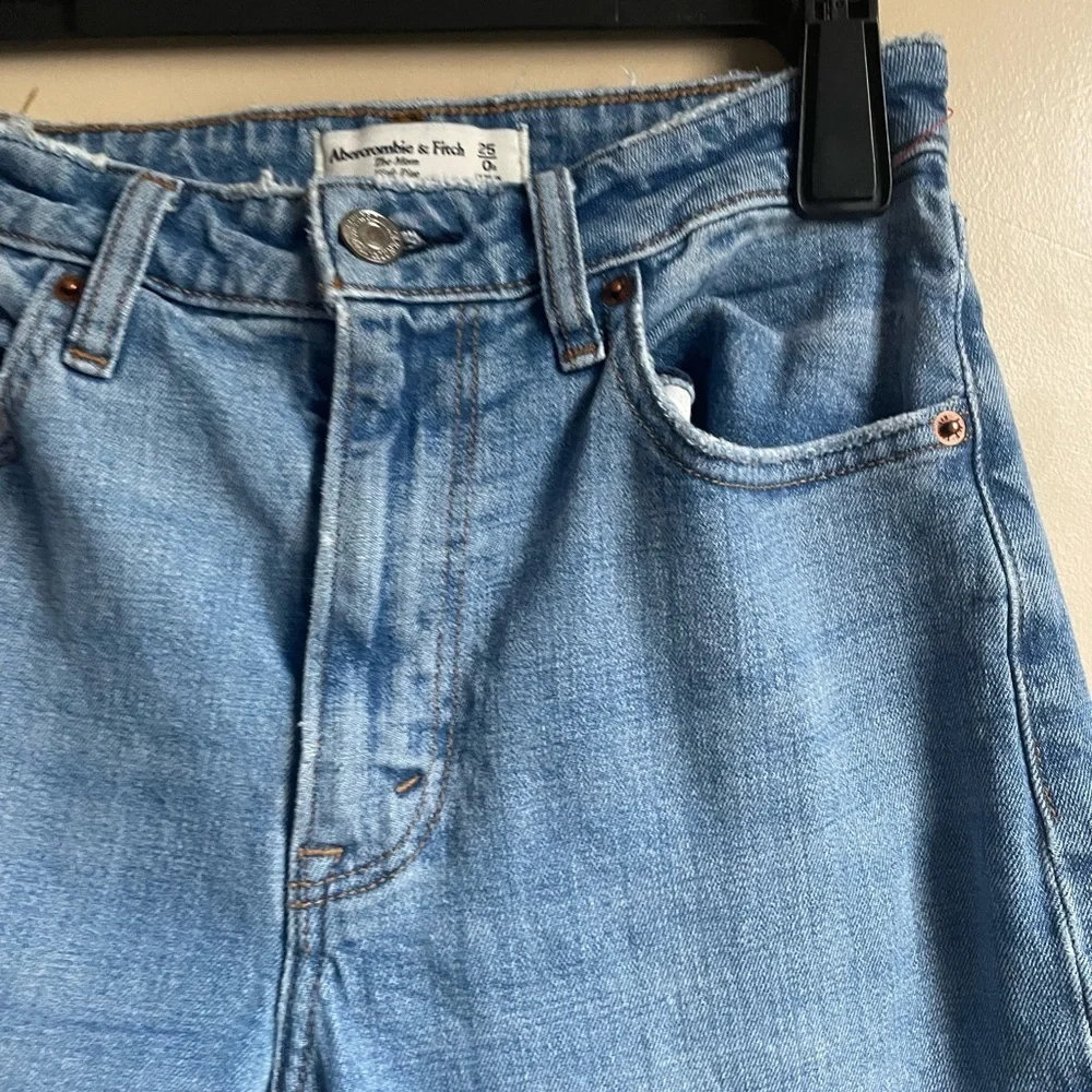 Abercrombie and Fitch The Mom High Rise Jeans Size 0R medium wash